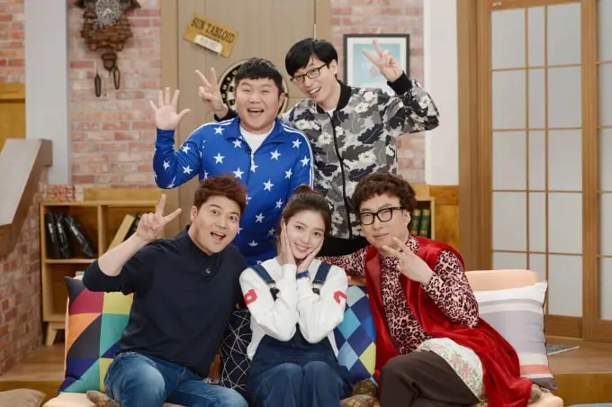Menikmati drama Korea bersama pasangan Pasangan yang bahagia menonton drama Korea