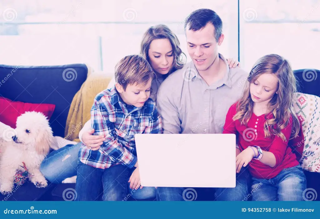 Kumpul bersama keluarga dengan menonton film kartun Anak-anak bahagia menonton film bersama-sama