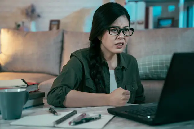 Menikmati waktu santai dengan menonton drama Korea Wanita menonton drama Korea