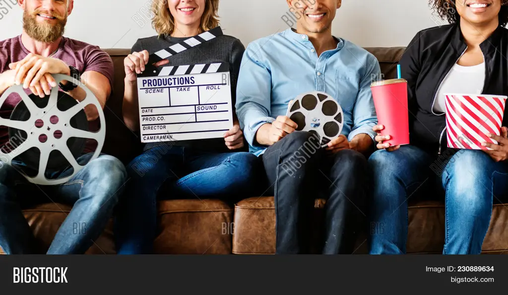 Menikmati Film Bersama Teman Gambar orang-orang menonton film bersama